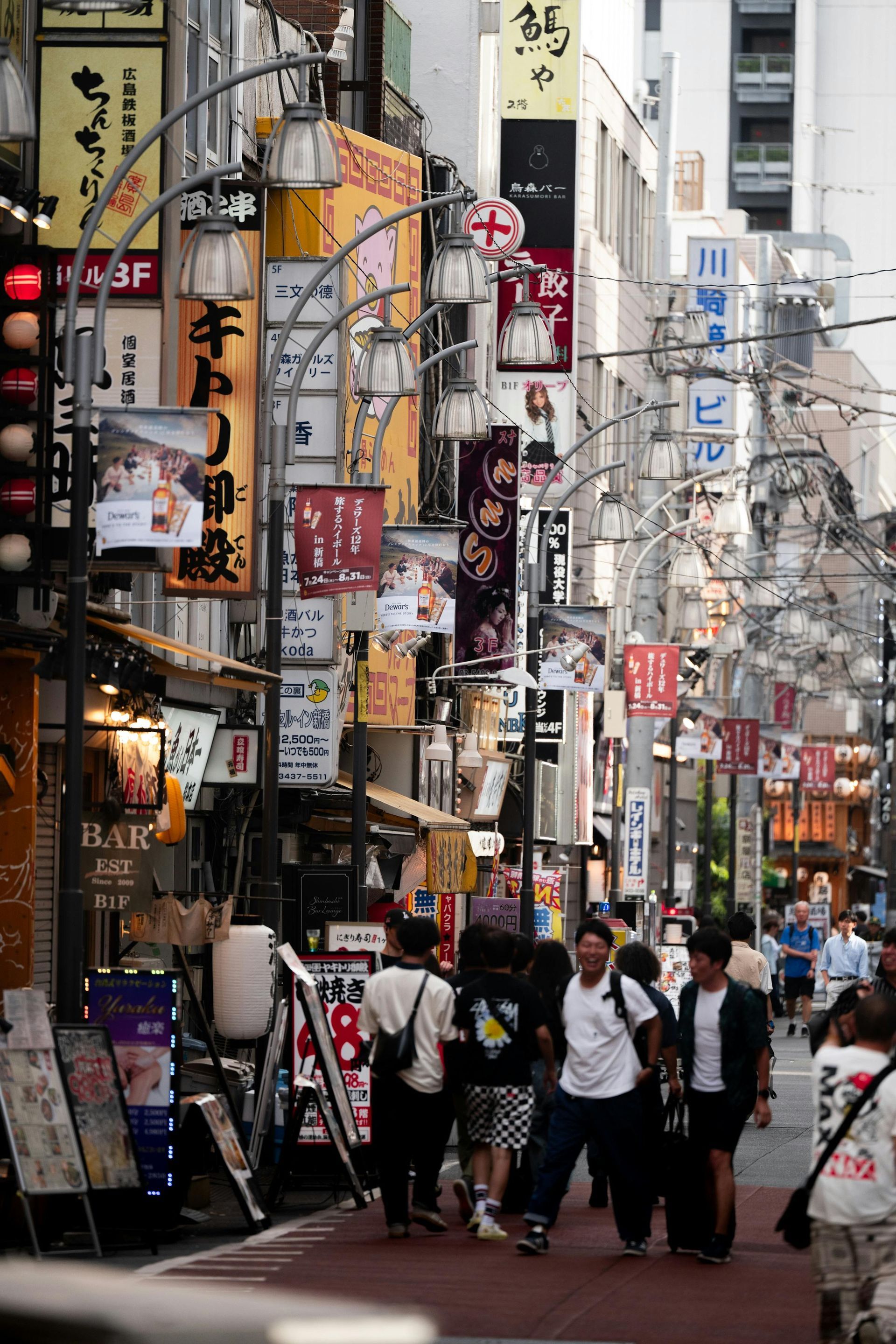 Lokale Street-Food-Stände und Nachbarschaftsküche in Ueno, Tokio