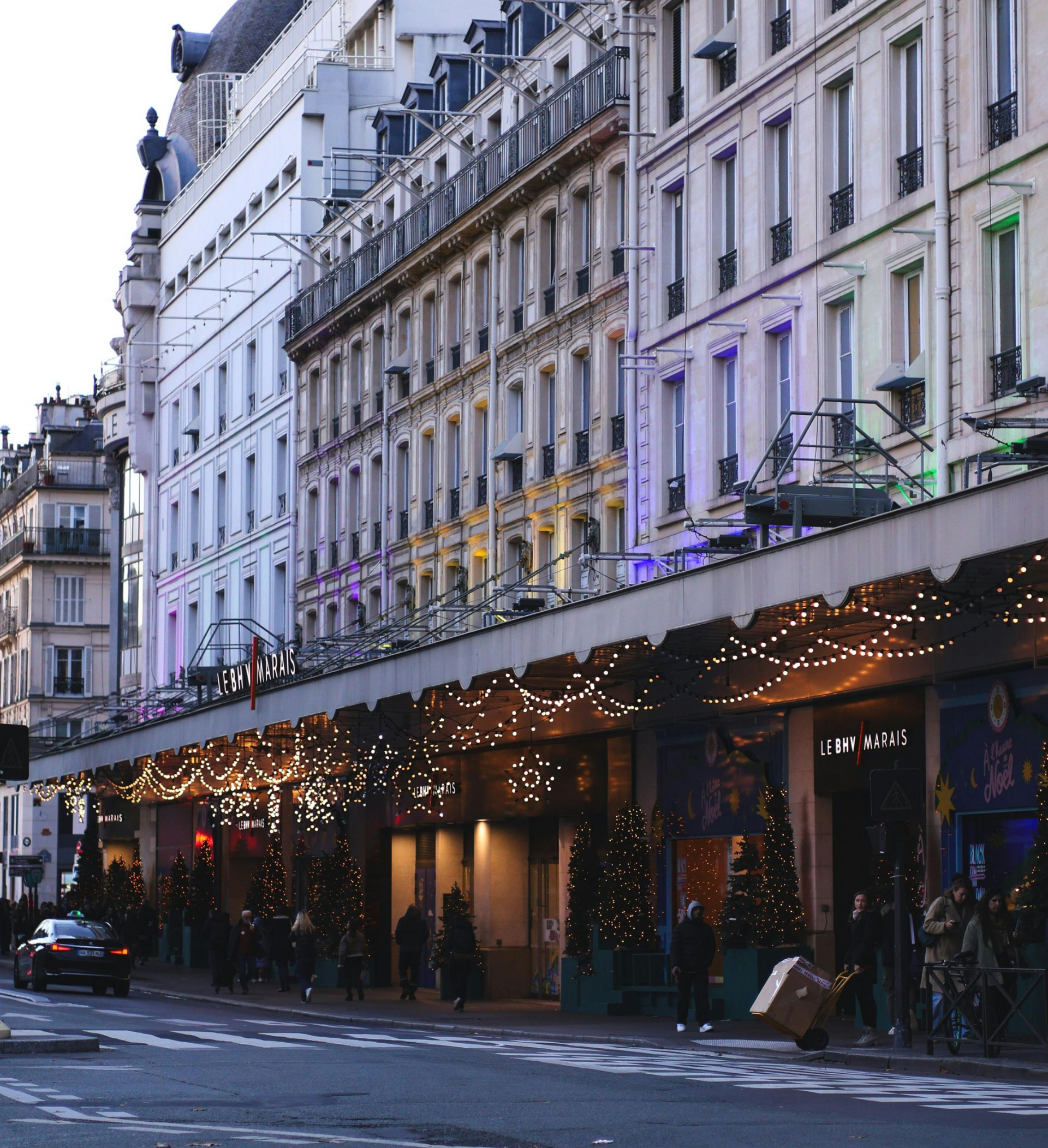Gäste probieren Croissants, Escargots und Macarons auf einer Food Tour im winterlichen Le Marais.