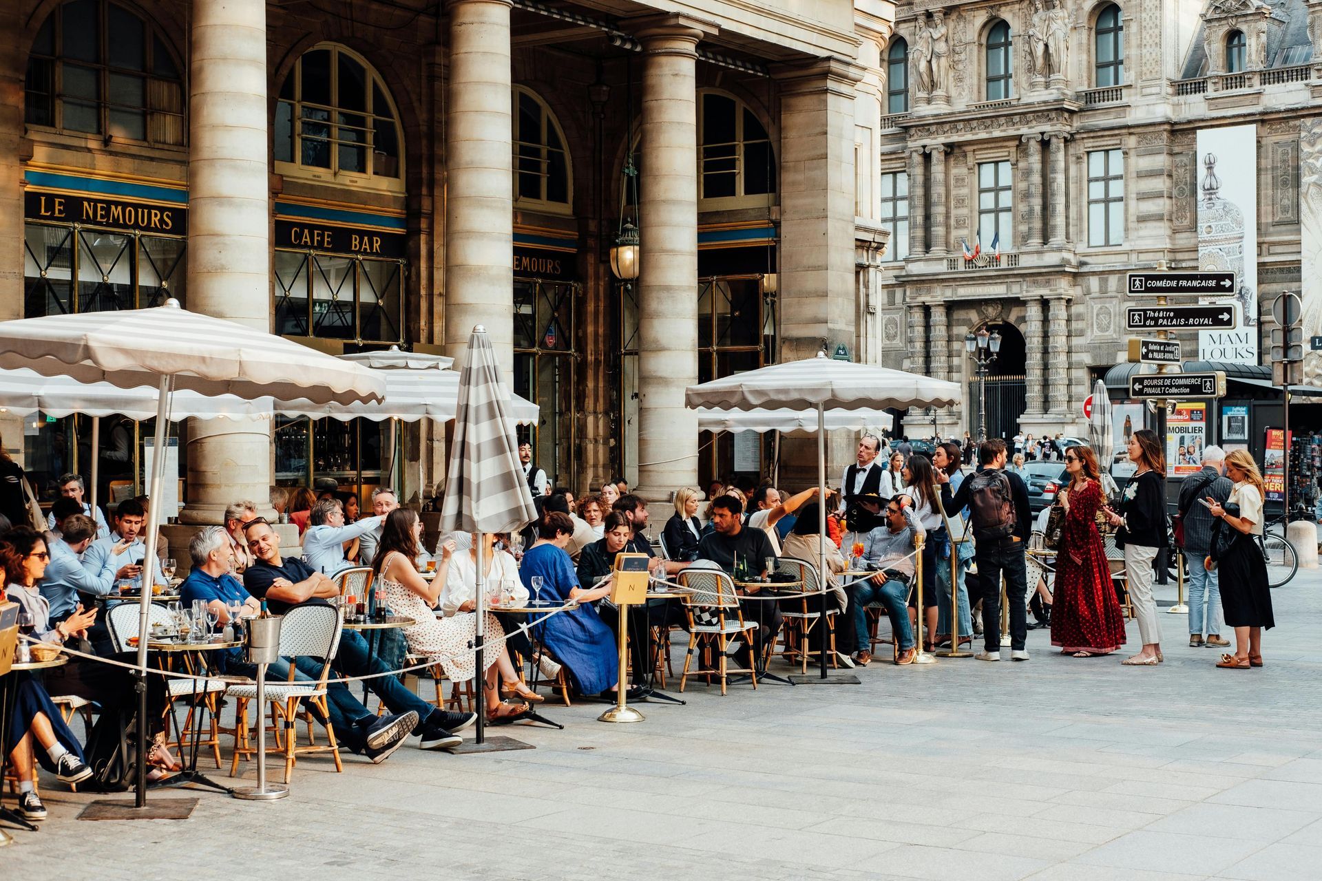 Visitantes por Le Marais Paris, entre cafés y panaderías con croissants, macarons y quesos franceses