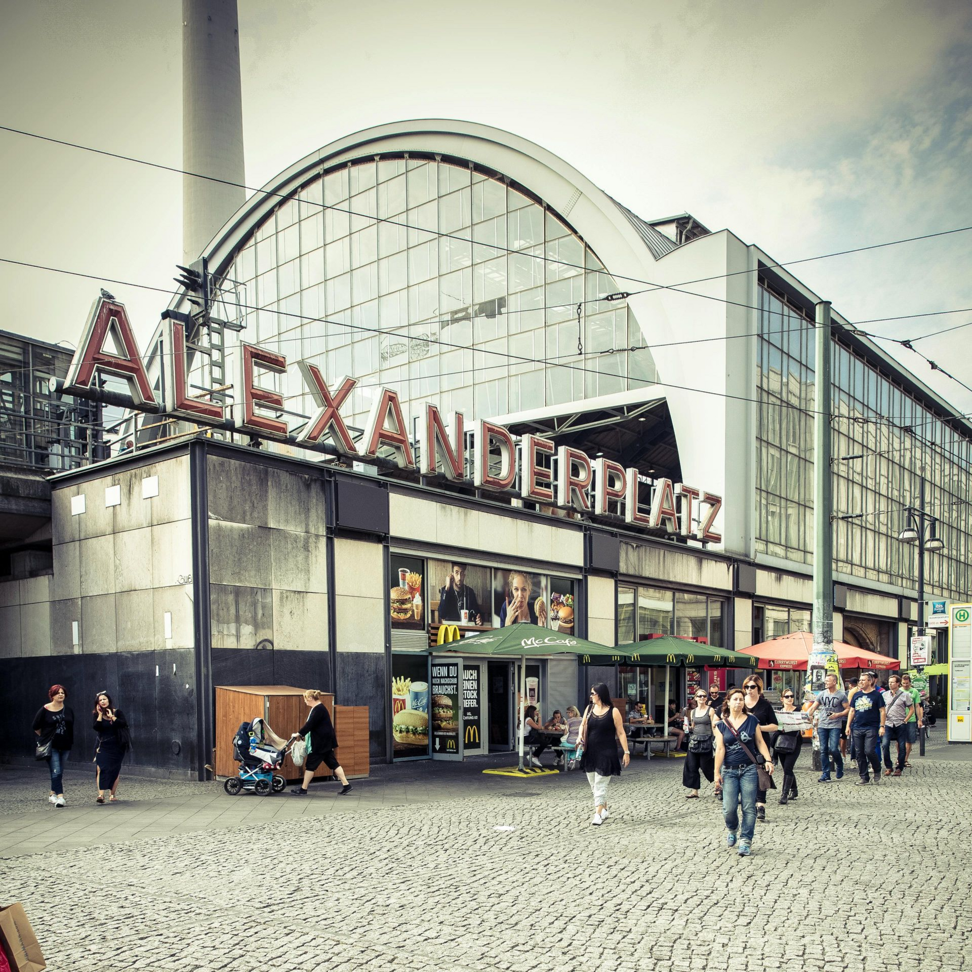 Heiße Currywurst und Käsespätzle an einem gemütlichen Street-Food-Stand in Berlin im Winter