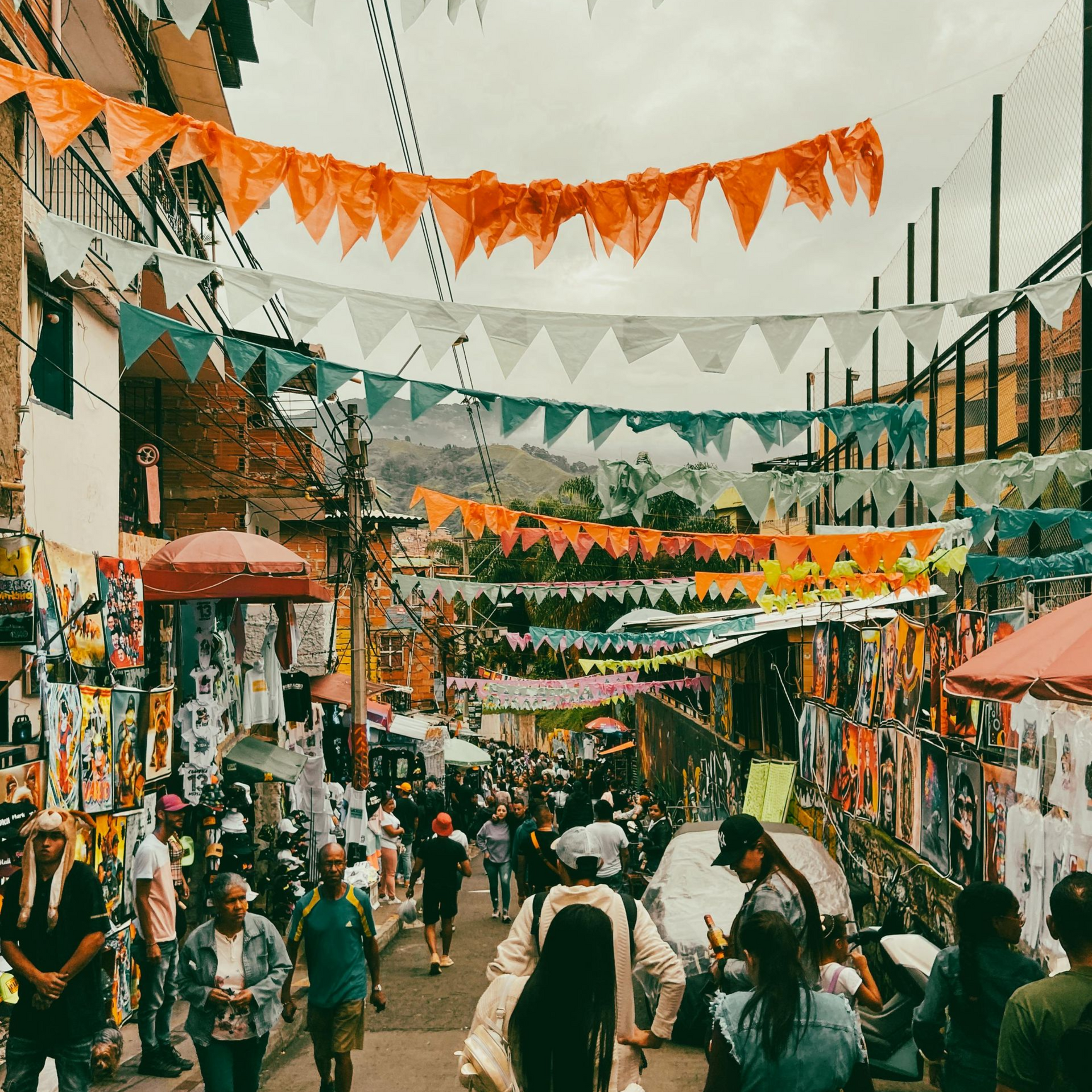 Bunte kolumbianische Street-Food-Gerichte in Laureles, Medellín.