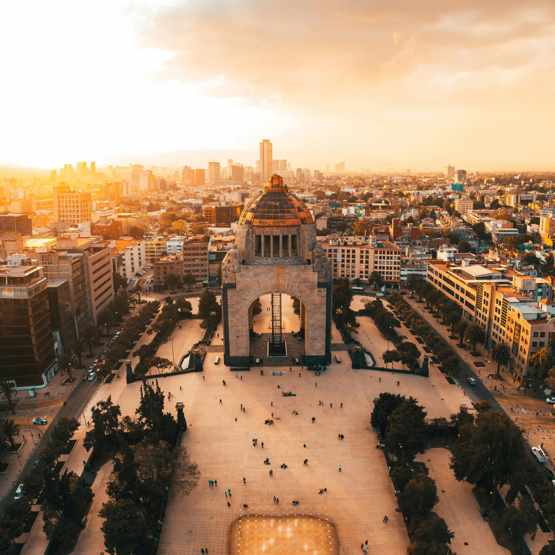Reisende genießen Tacos und Birria auf einer bunten Straße in La Condesa, Mexiko-Stadt.
