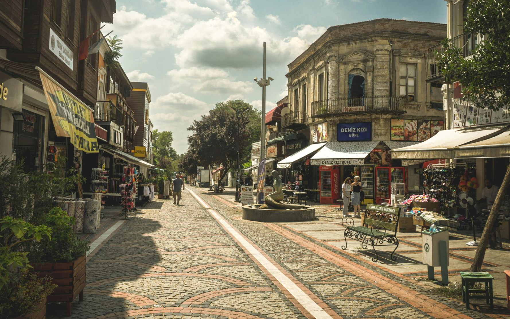 Warmes Street Food in Kadıköy, serviert an einem frischen Wintertag in Istanbul.