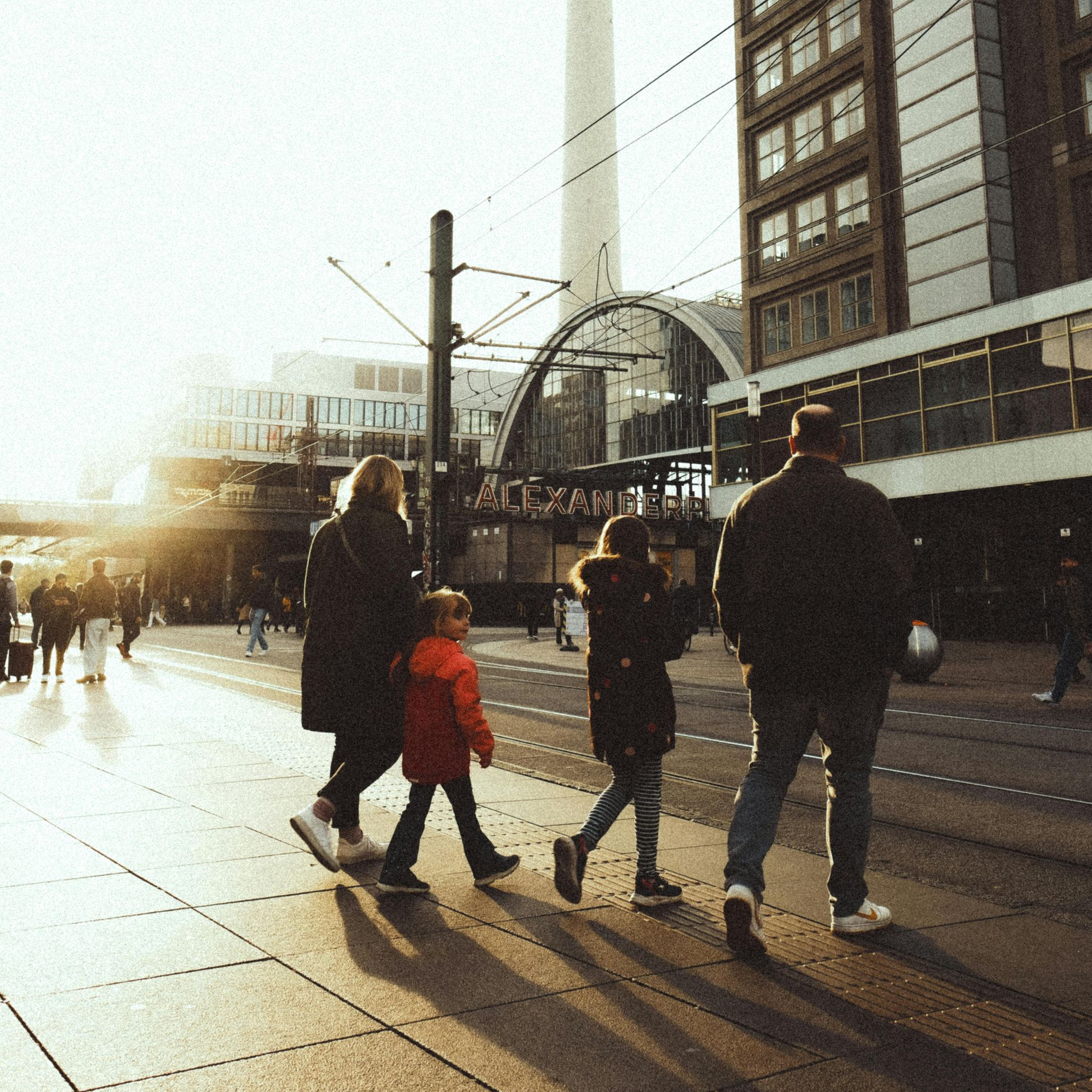 Vegetarischer Döner und vegane Currywurst an einem bunten Street-Food-Stand in Berlin