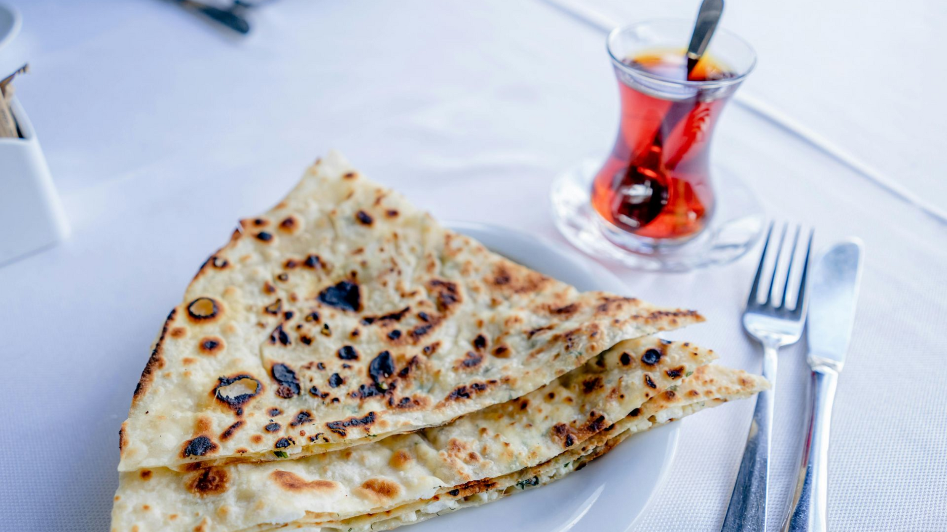 Vegetarisches Gözleme und Simit auf einer Food Tour in Istanbul