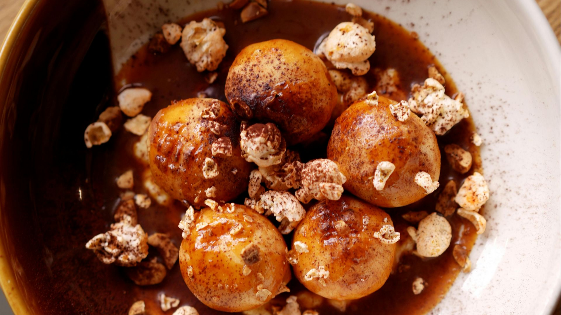 Loukoumades con miel y canela en un puesto de Atenas