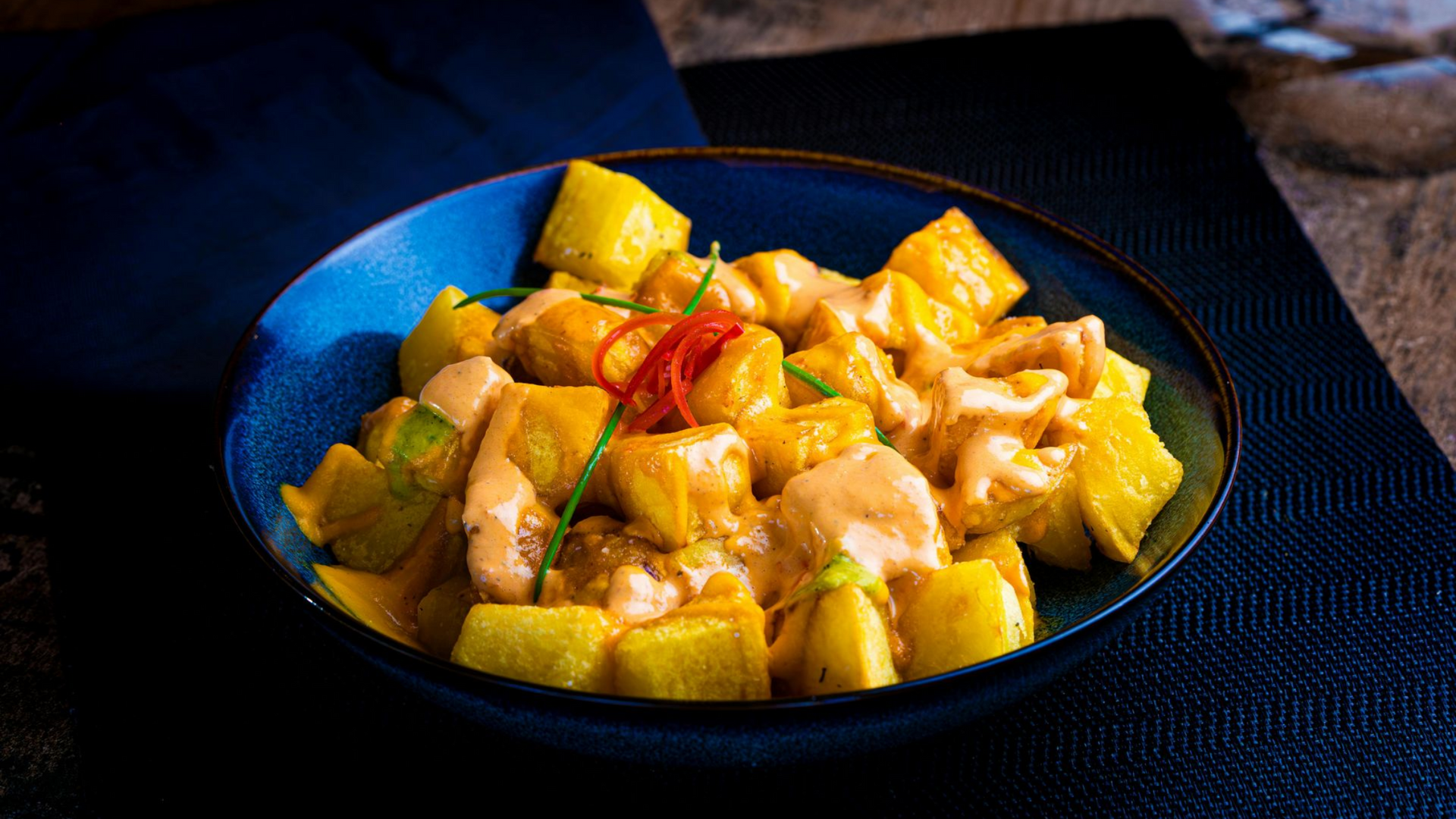 Patatas bravas traditionnelles de Barcelone avec sauce brava et aïoli – une tapa végétarienne