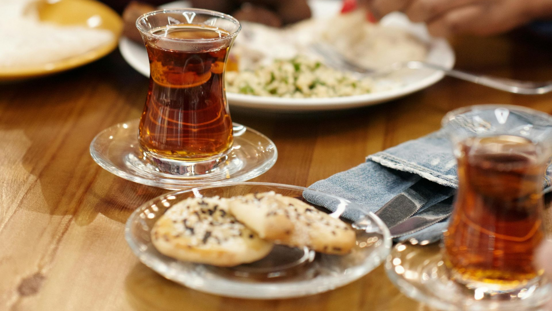 Turistas disfrutando kebabs, baklava y té turco en un tour gastronómico de Foodprint en Estambul