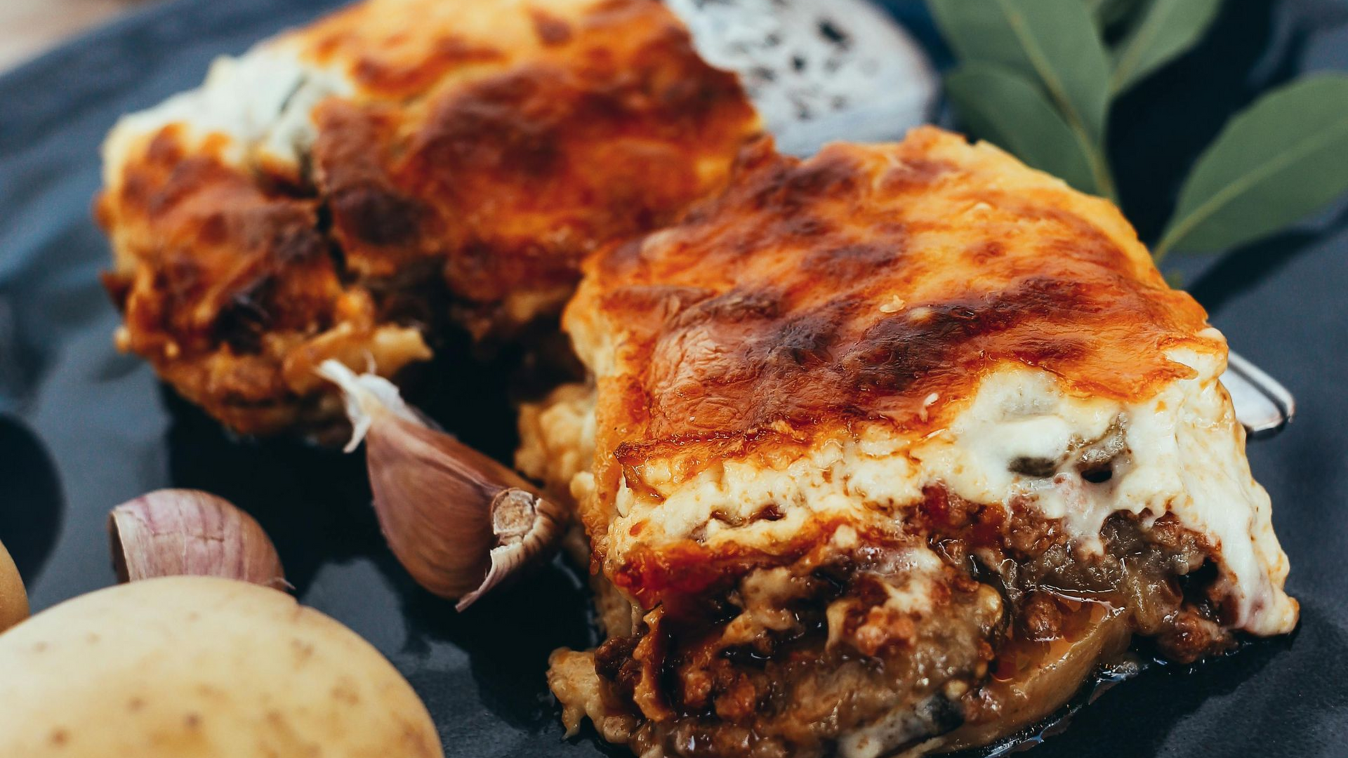 Moussaka grecque traditionnelle servie lors du Foodprint Tour à Athènes