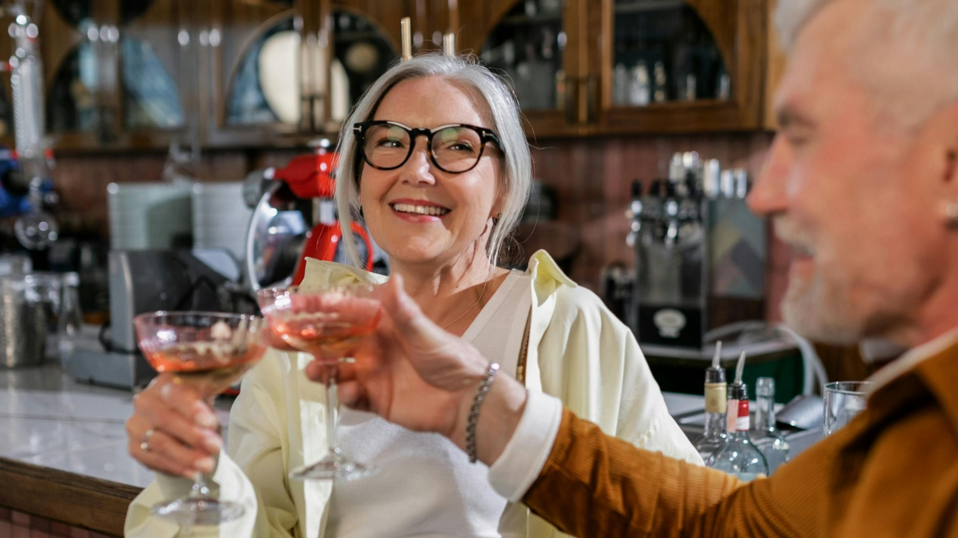 Pessoas desfrutando petiscos portugueses e vinho em Lisboa