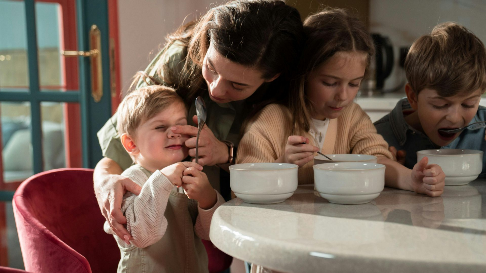 Mutter mit Kindern bei einem familienfreundlichen Food Tour in Paris’ Le Marais