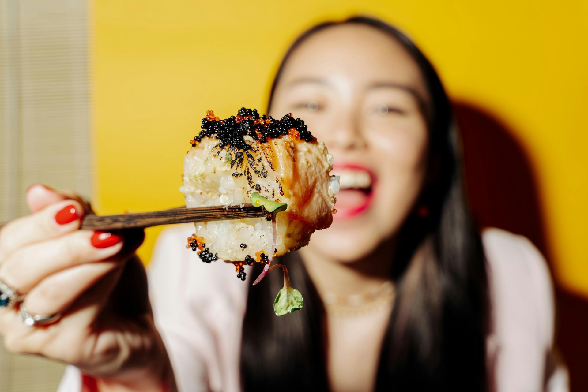Groupe dégustant du takoyaki au marché Ameyoko Tokyo