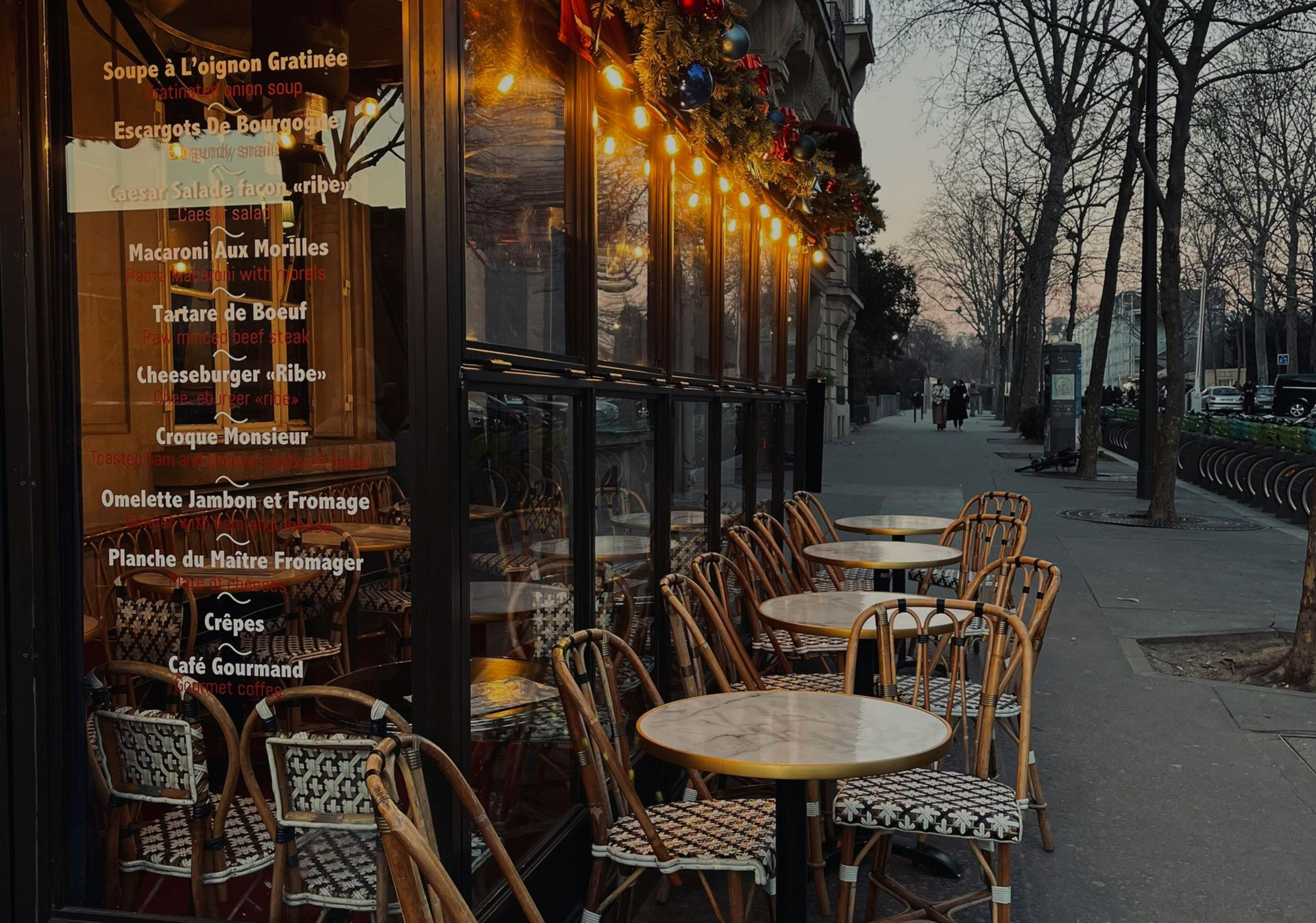 Gast genießt Galette, Käse und Gebäck auf einer vegetarischen Food Tour durch Le Marais in Paris.