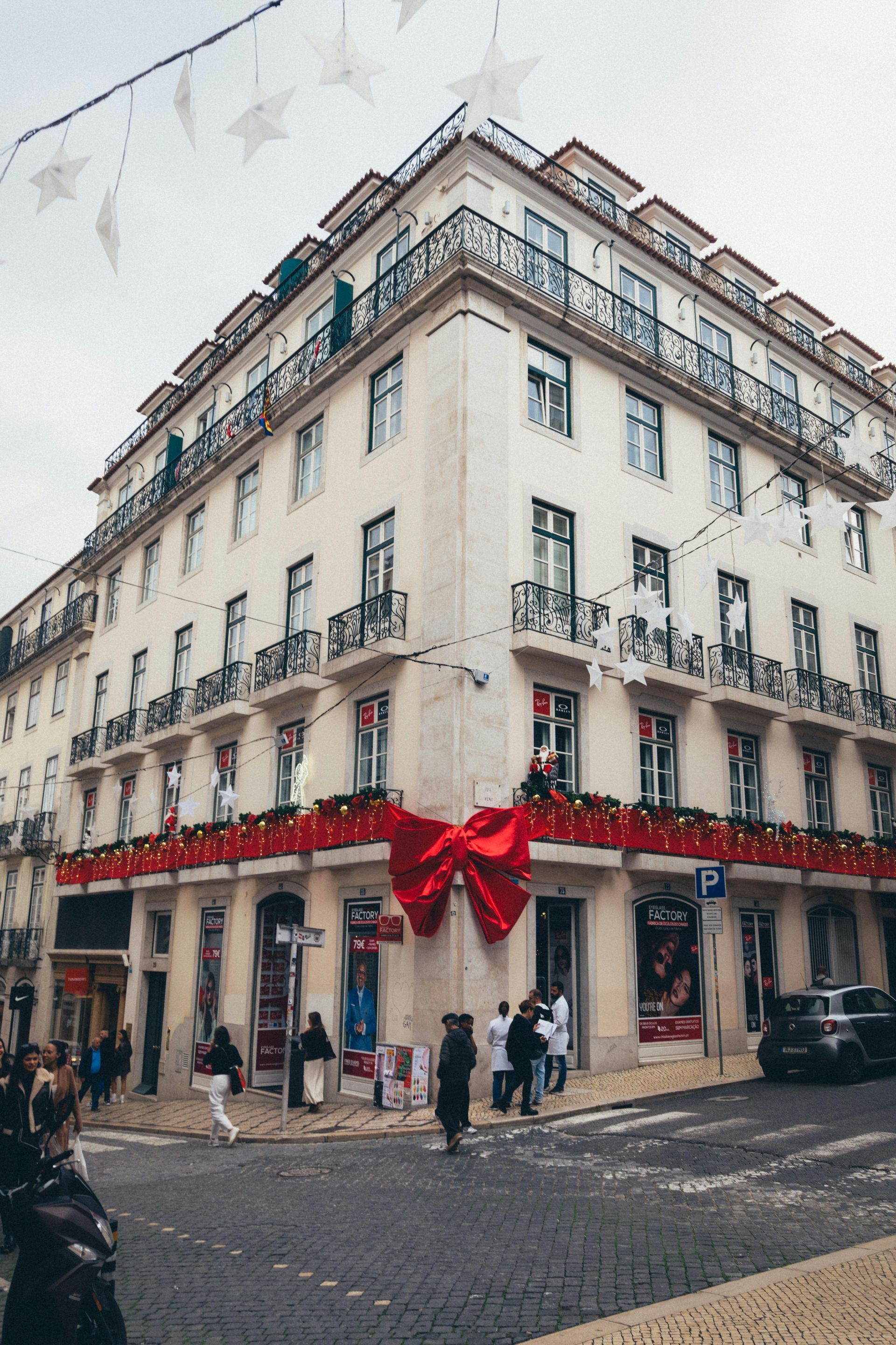 Castanhas assadas, copos de Ginjinha e frango piri piri numa tasca acolhedora de Lisboa no inverno.