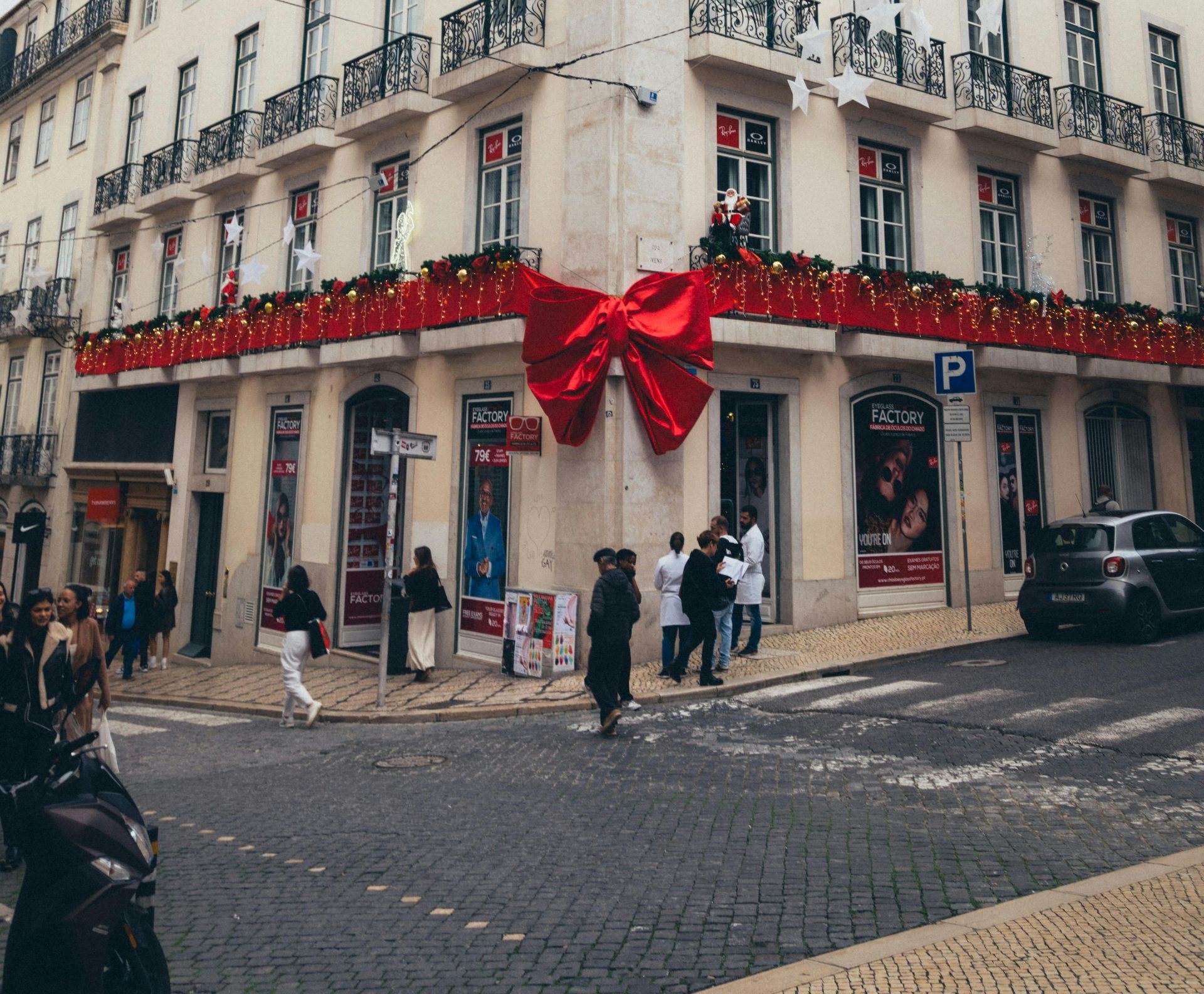 Castanhas assadas, copos de Ginjinha e frango piri piri numa tasca acolhedora de Lisboa no inverno.