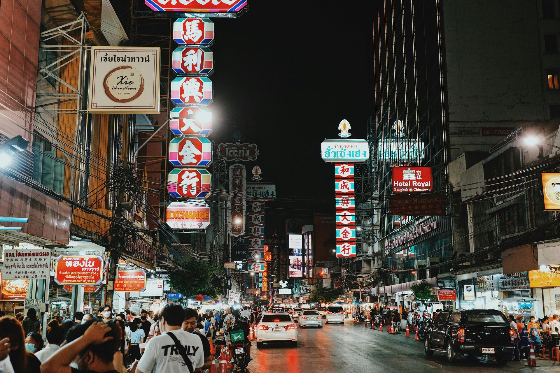 ถนนไชน่าทาวน์กรุงเทพฯ ยามค่ำคืนเต็มไปด้วยแสงไฟและร้านอาหารที่คึกคัก