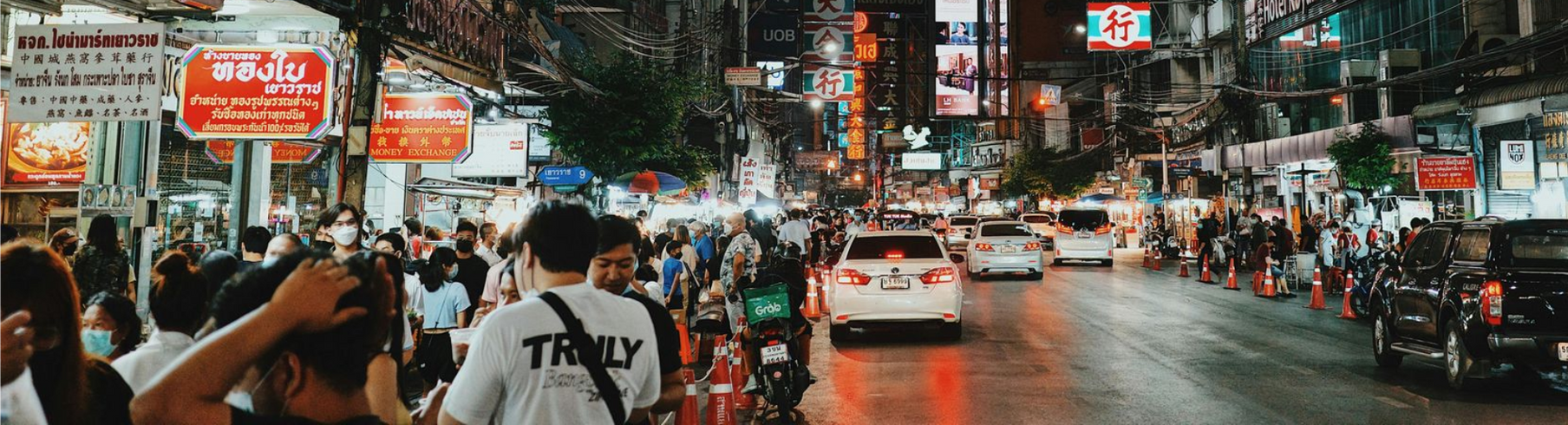 曼谷唐人街夜晚的街道热闹明亮，充满路边摊与正在享用美食的当地人。