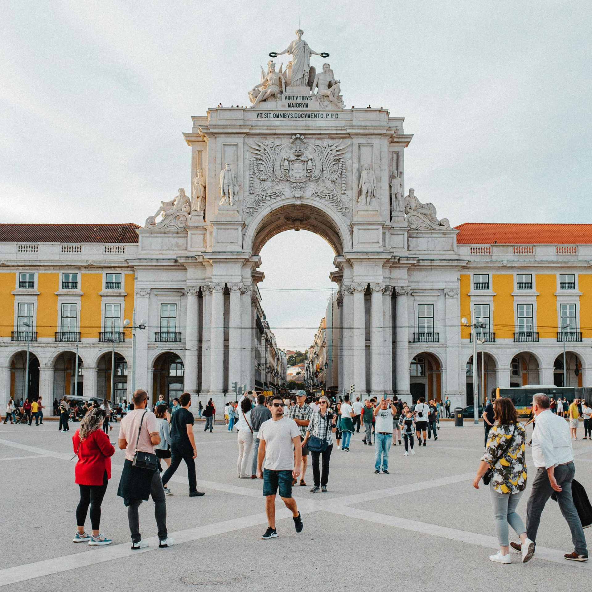 Caldo verde, batatas piri-piri e pastel de nata no tour gastronómico vegetariano em Lisboa