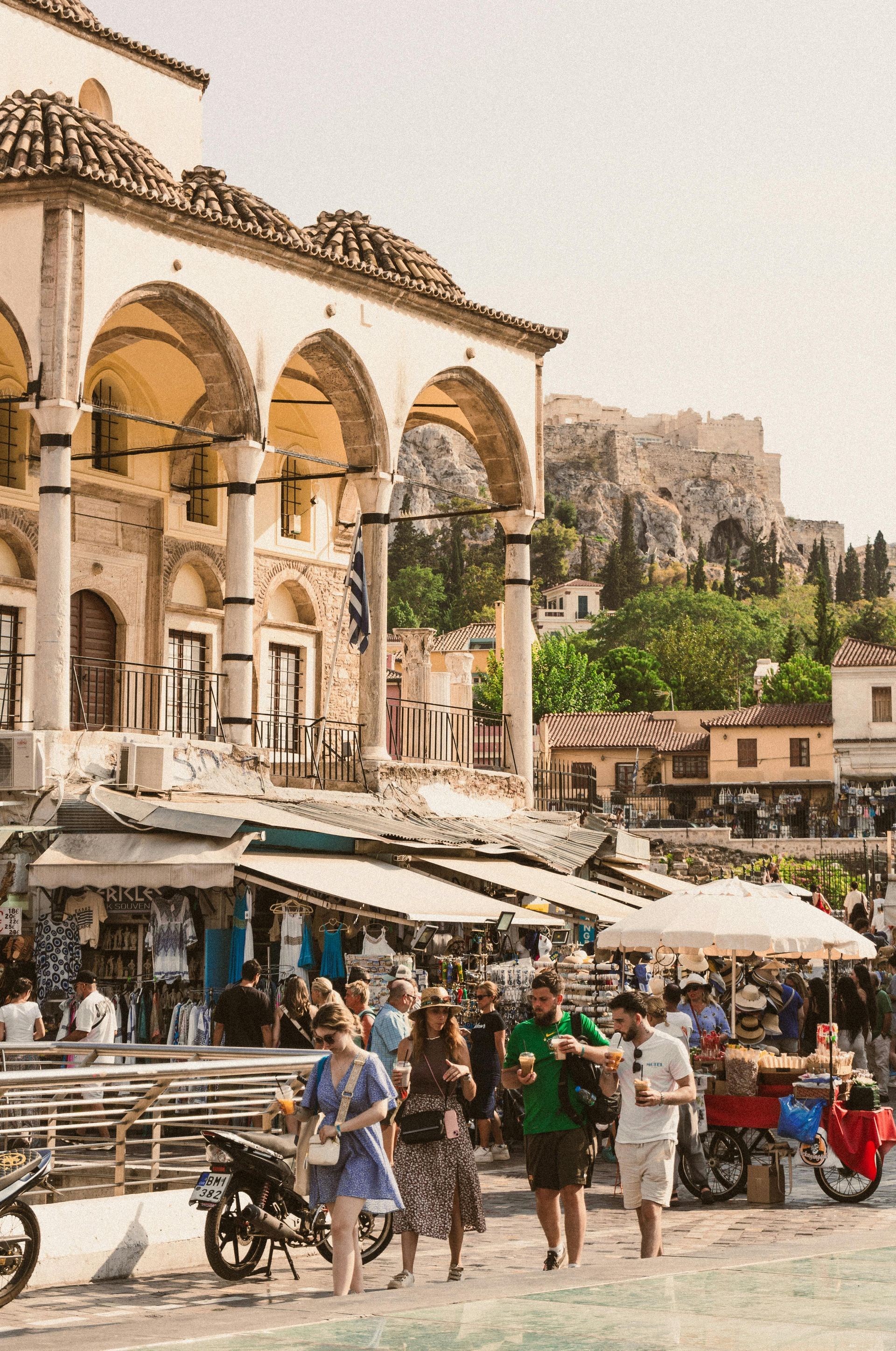 Street food grecque à Athènes : souvlaki, spanakopita et loukoumades.