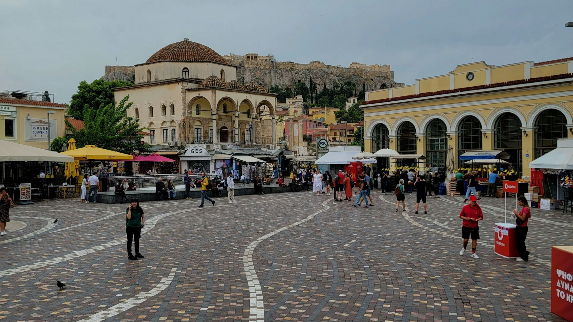 Winterliches Street Food in Athen mit Gyros, Spanakopita und Loukoumades.