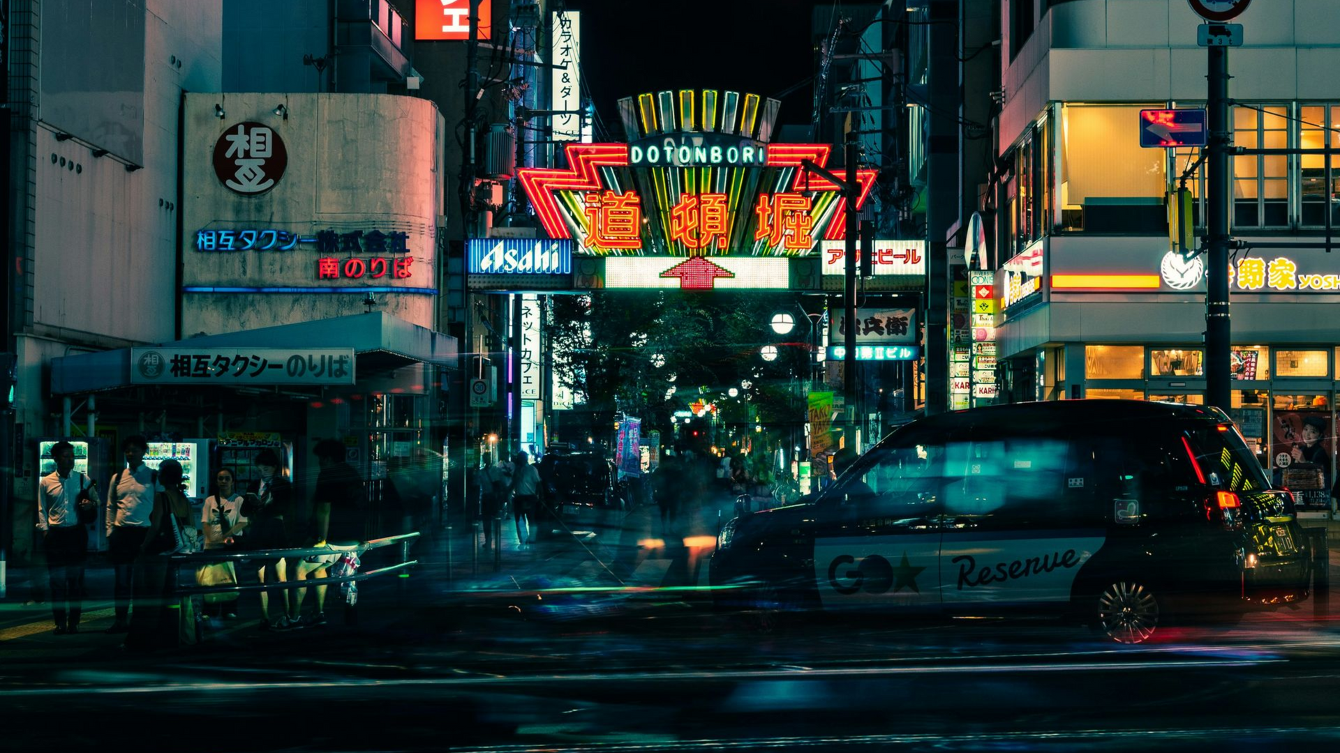 Street-Food-Stände bei Nacht mit Einheimischen die Takoyaki und Okonomiyaki unter Neonlichtern essen