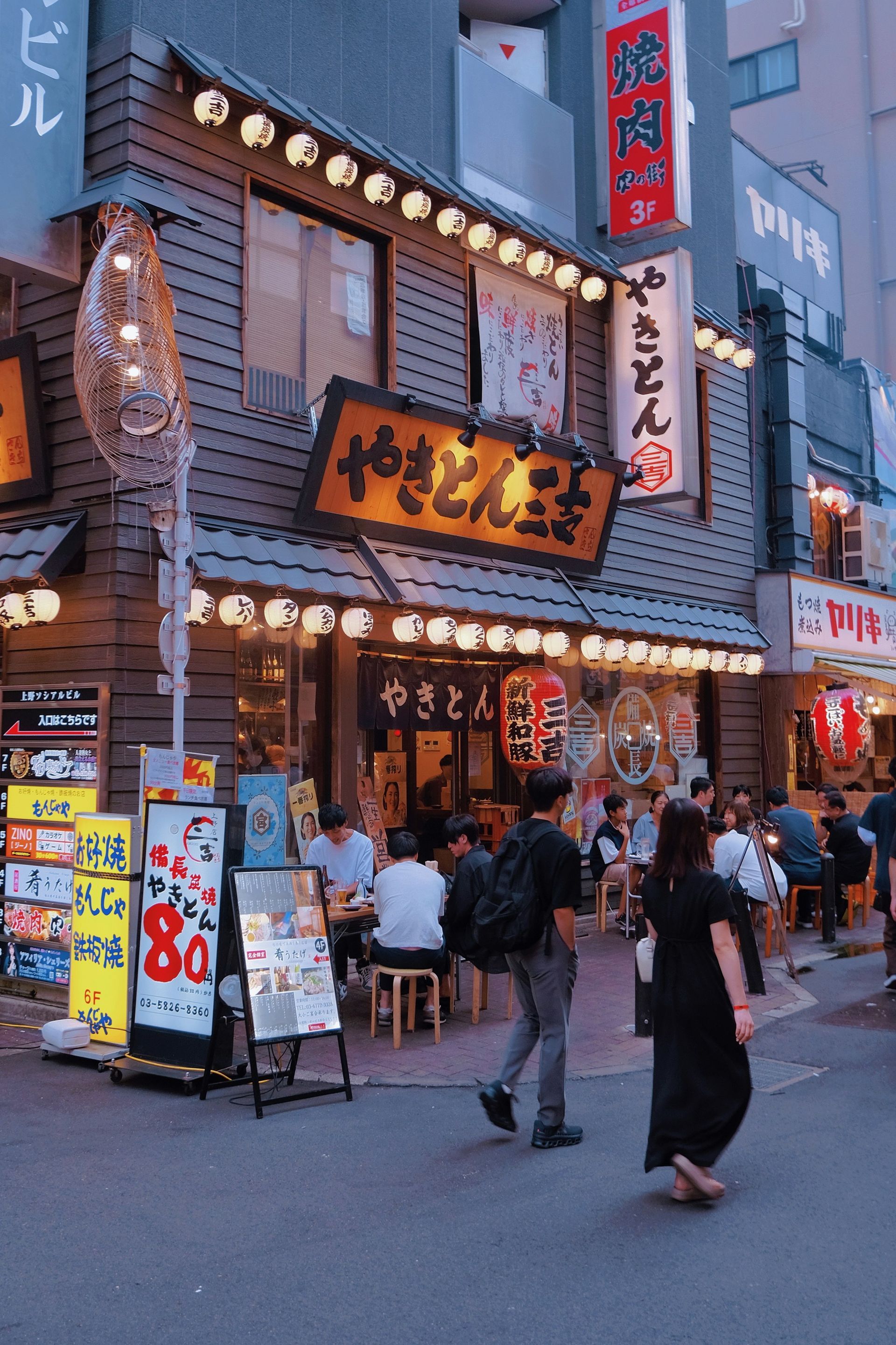 Street Snacks und nächtliches Essen in Ueno, Tokio