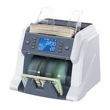 Una contadora de dinero blanca y gris con una pila de billetes en el alimentador y una pantalla que muestra 