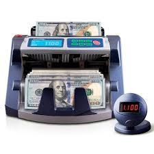 Máquina contadora de dinero con billetes de $100 apilados, que muestra un recuento digital de 1100.