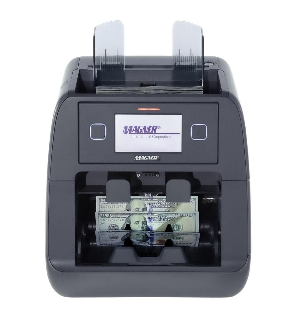 Contadora de billetes de color negro con pantalla que muestra números y dos pilas de billetes en el frente.