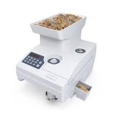 Máquina contadora de monedas, de color blanco, con bandeja de monedas y bandeja de salida, teclado y display.