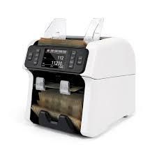 Máquina contadora de dinero de color blanco con dos pilas de billetes, que muestra un recuento.