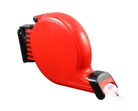 Dispensador de billetes de color rojo, soporte de montaje negro, que dispensa un billete de color blanco etiquetado 