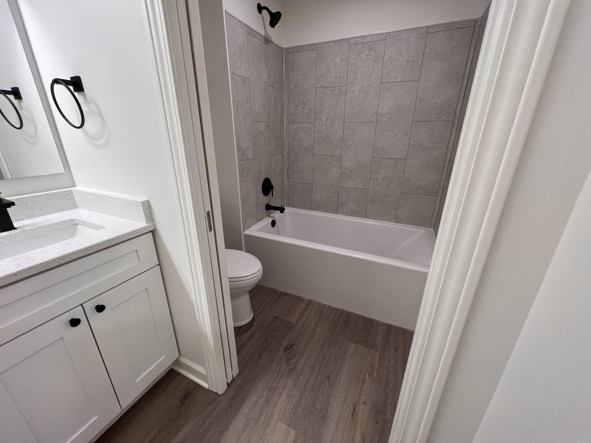 River Falls Primary Bathroom Photo With Tub