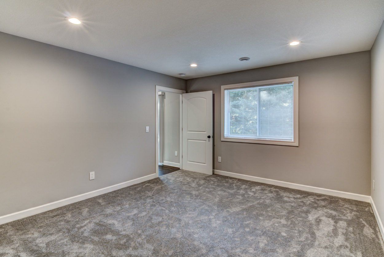 New Richmond master bedroom Photo with door open