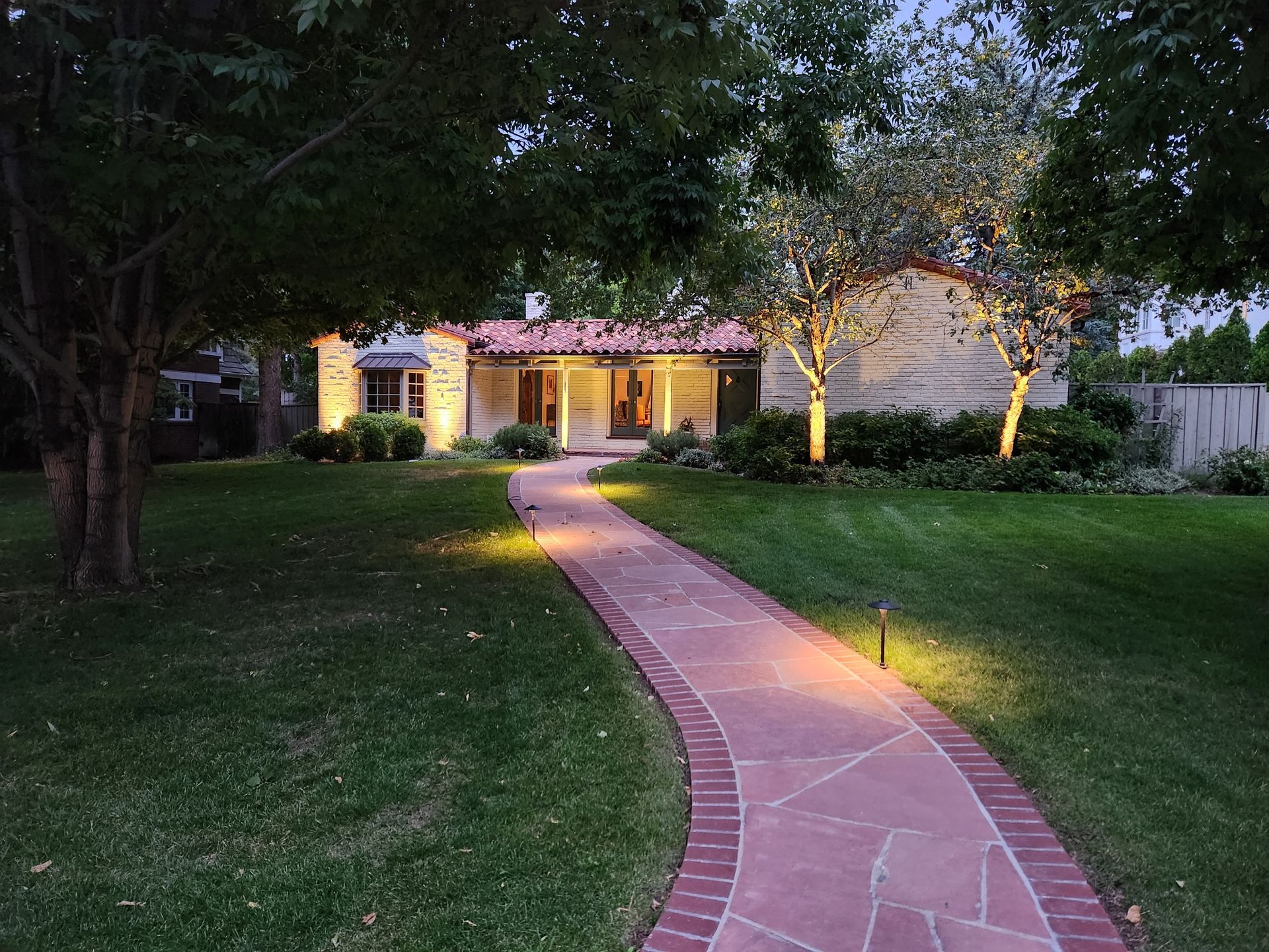Low voltage pathway lighting