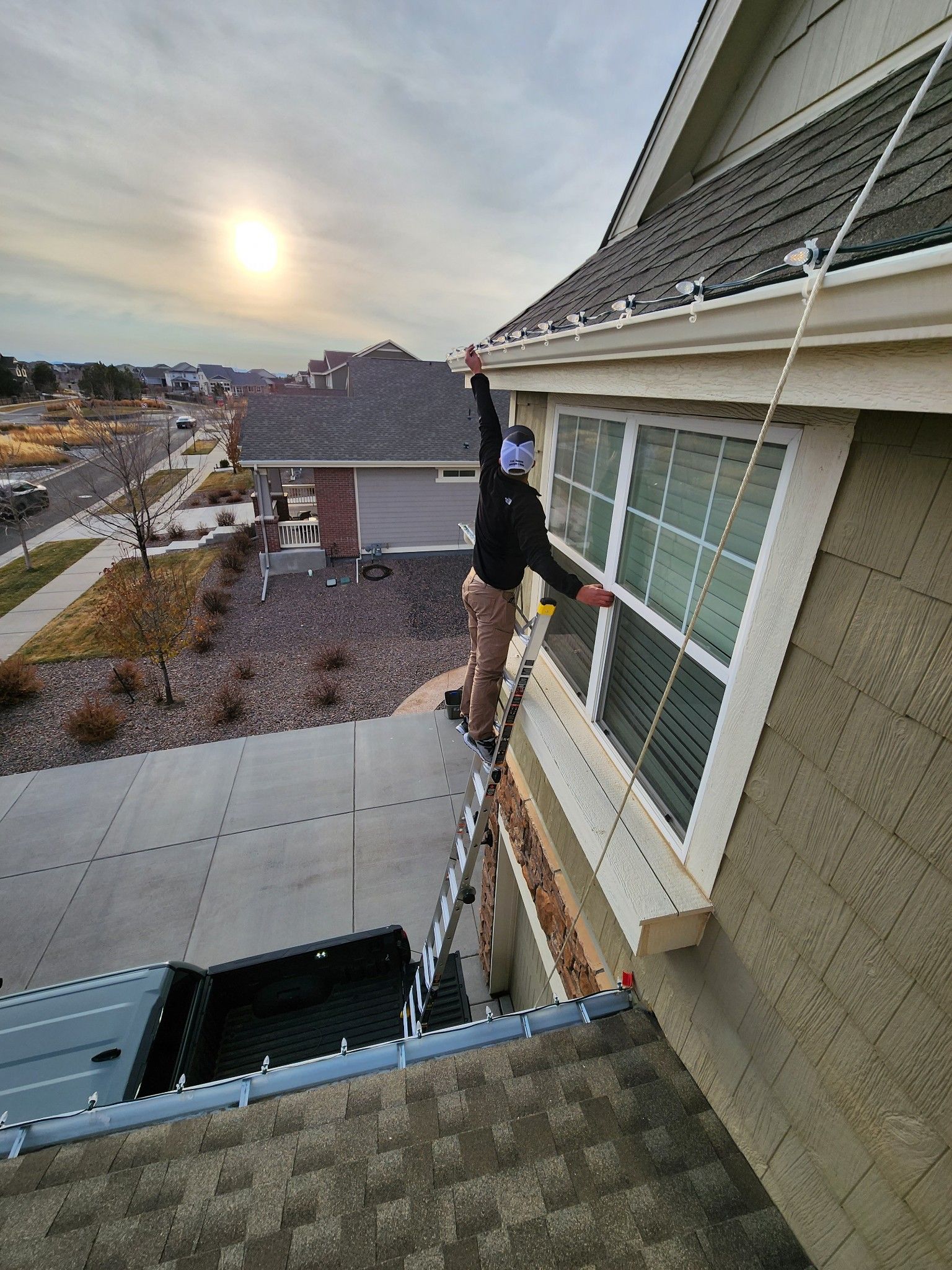 Christmas light installer in Aurora