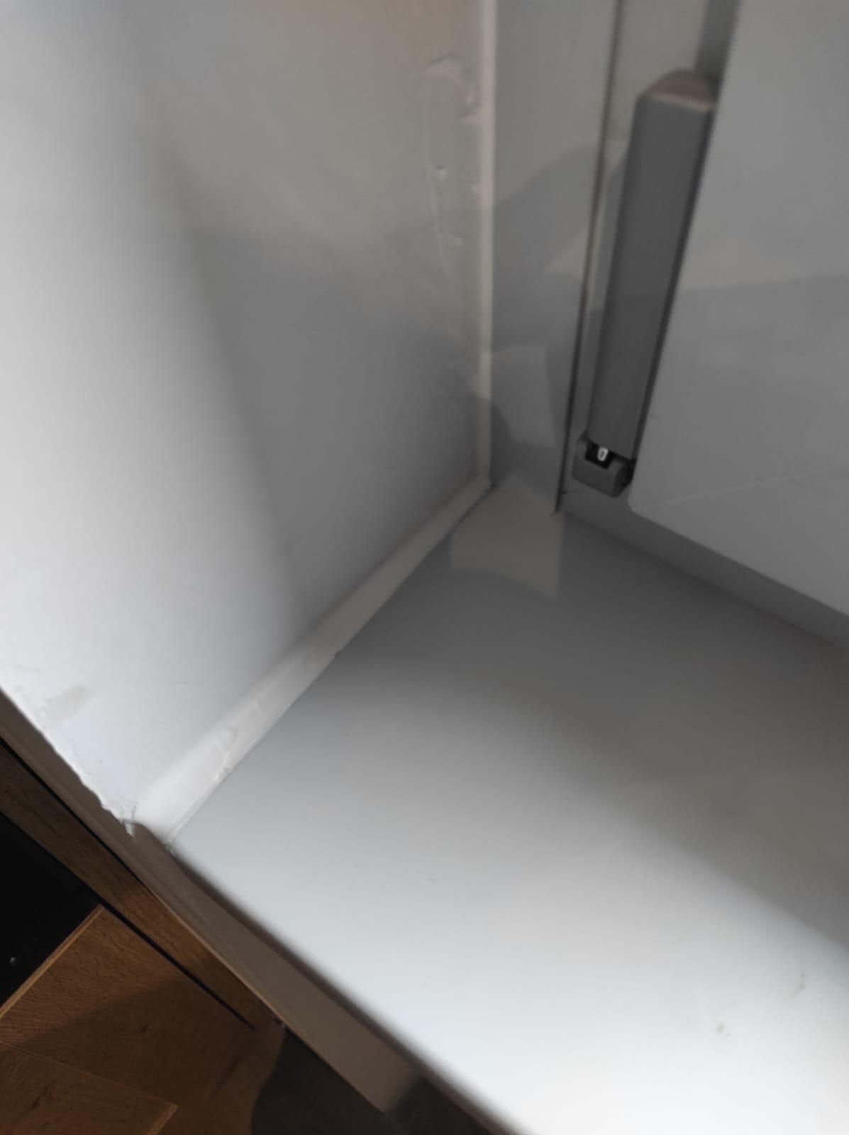 Primo piano di una mensola bianca con una vite.