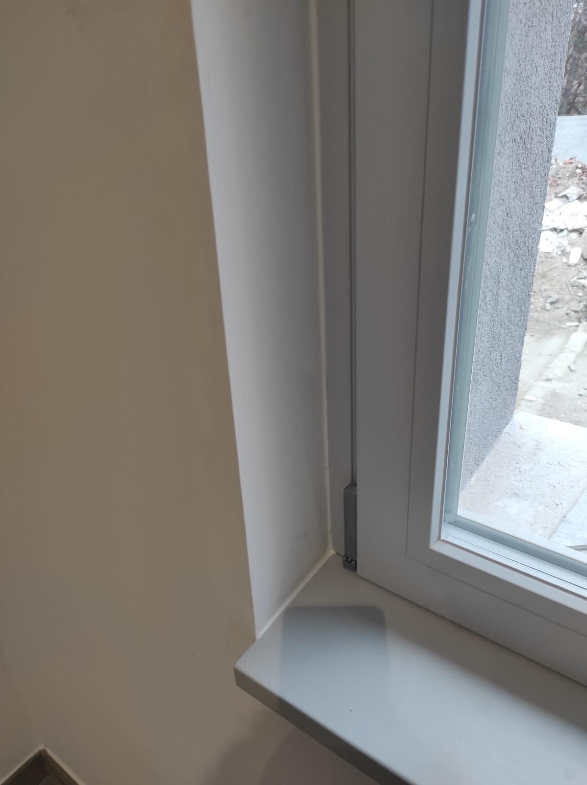 Un primo piano del davanzale di una finestra in una stanza.