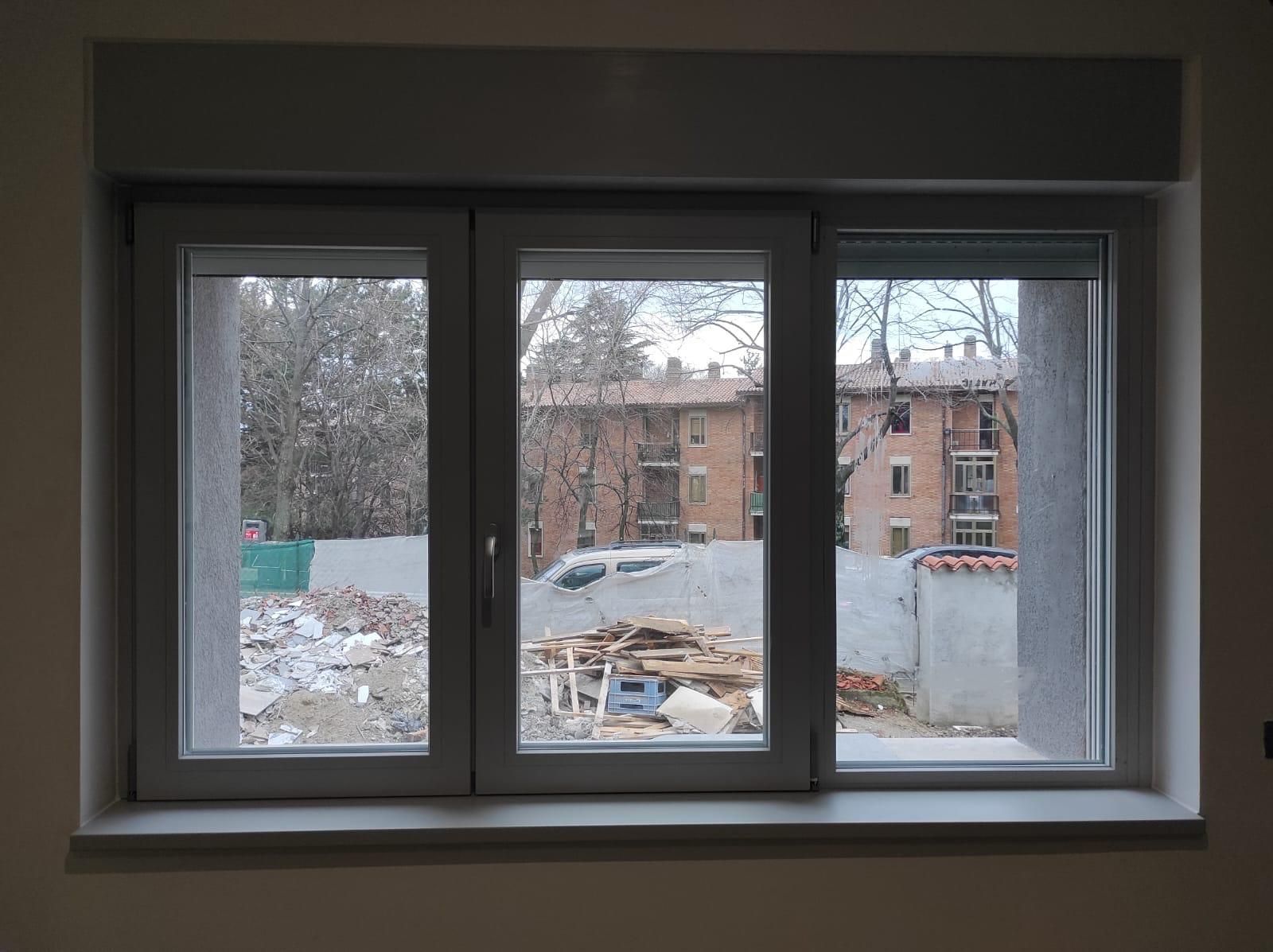 Una finestra con vista su un cantiere edile