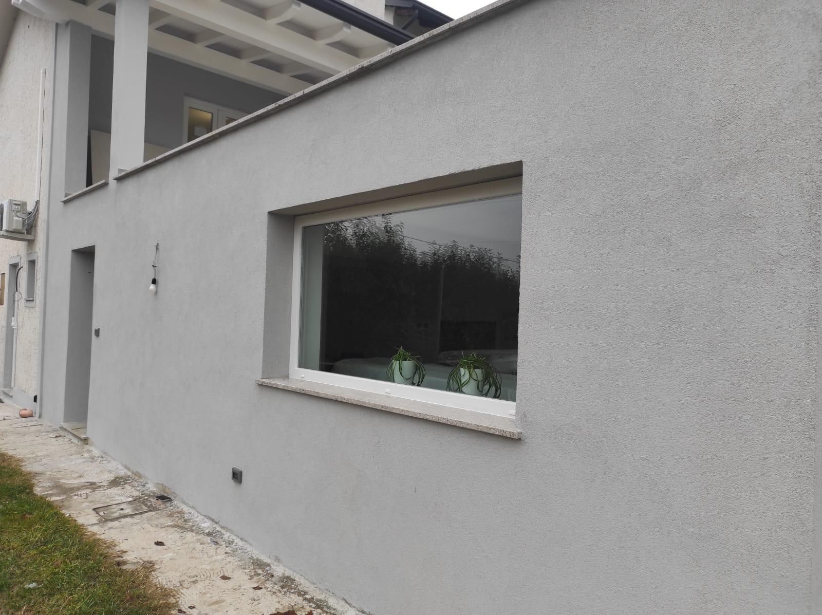 Una casa con una grande finestra sul lato.