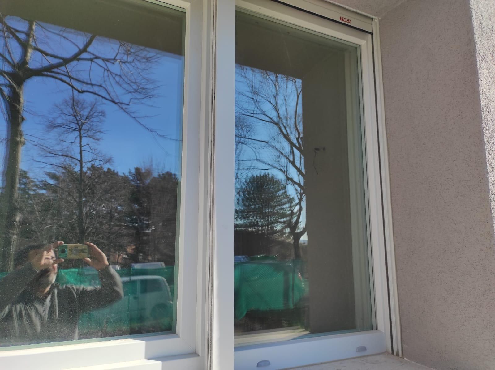 Un uomo si sta scattando una foto in una finestra