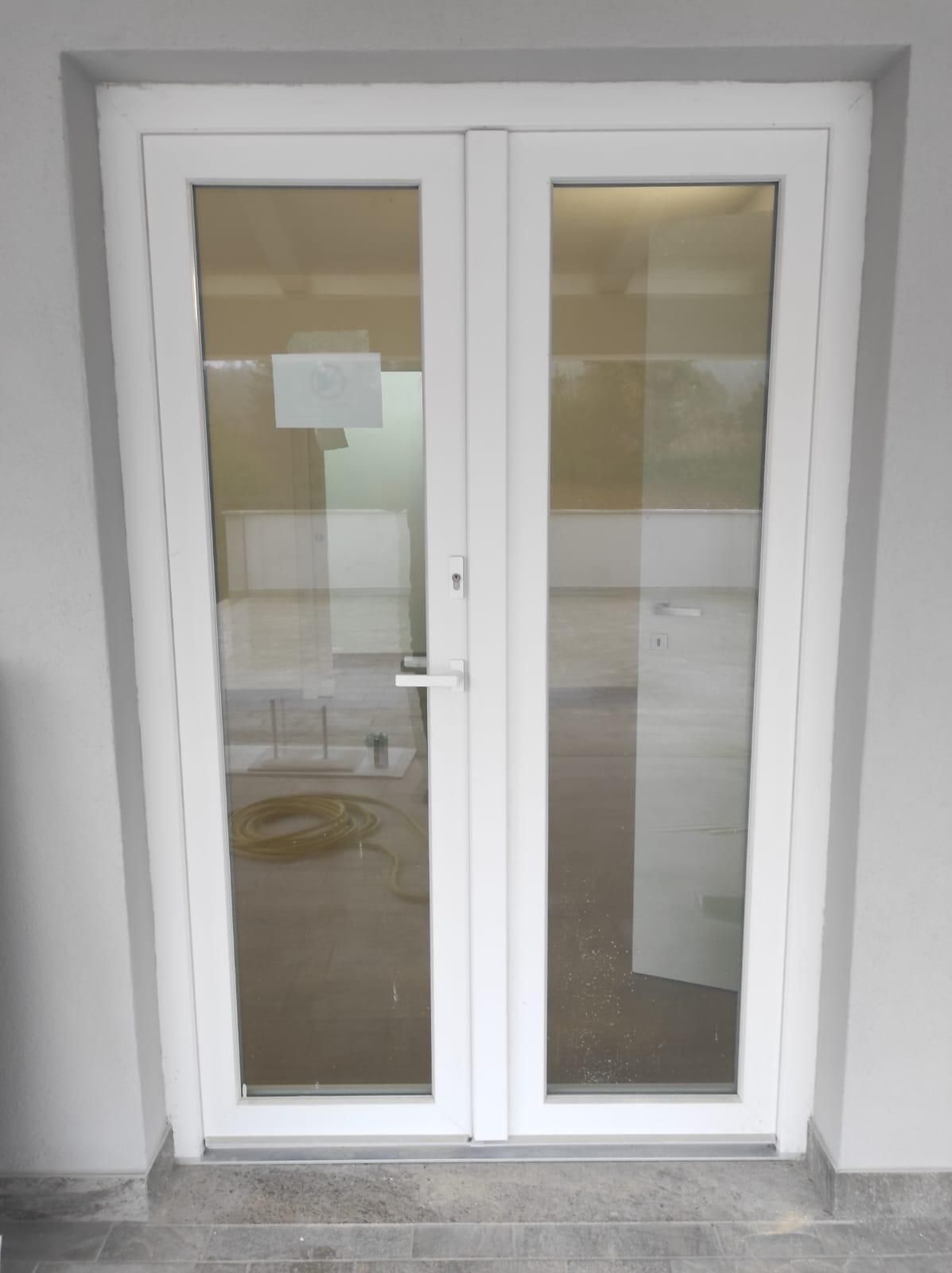 Una porta bianca con un sacco di vetro