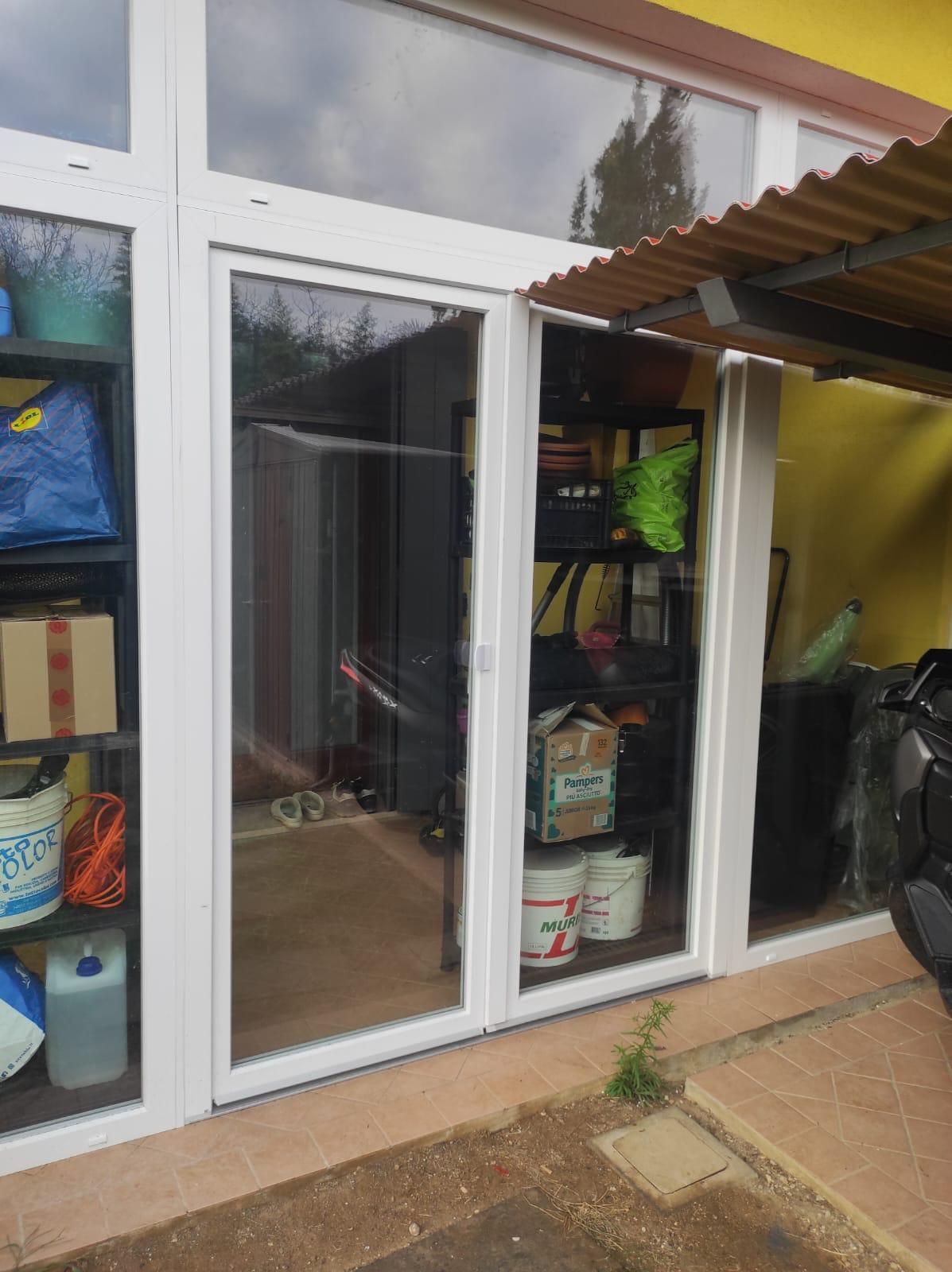 Una vetrina con molti scaffali e un'auto parcheggiata davanti.