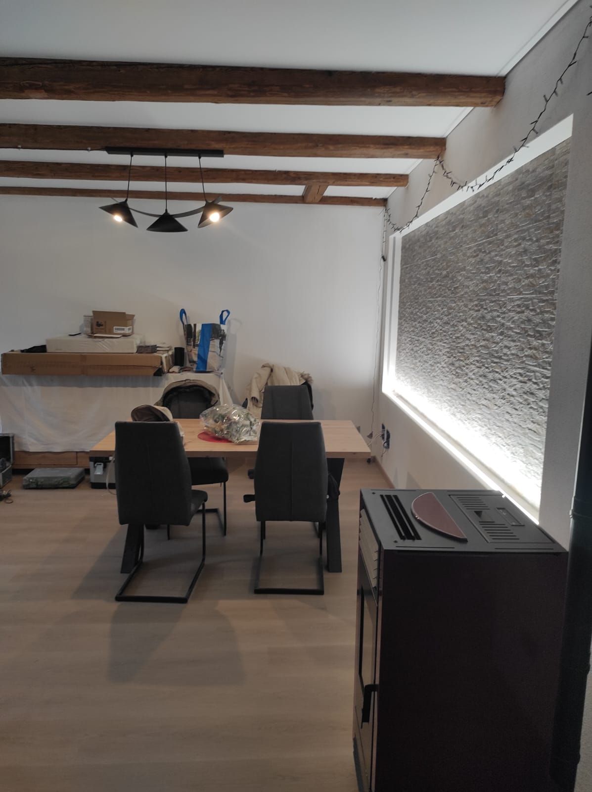 Un soggiorno con un tavolo e delle sedie