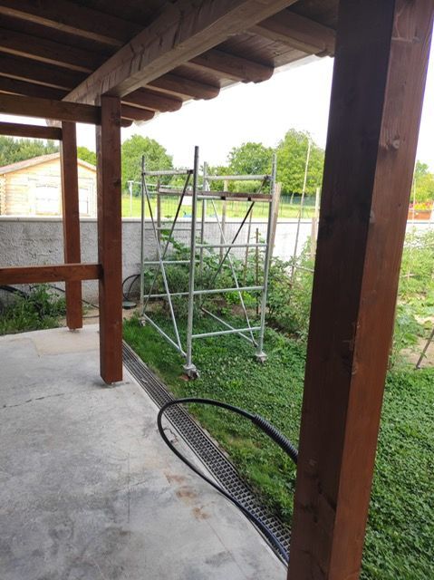 Una struttura in legno con un'impalcatura metallica sottostante