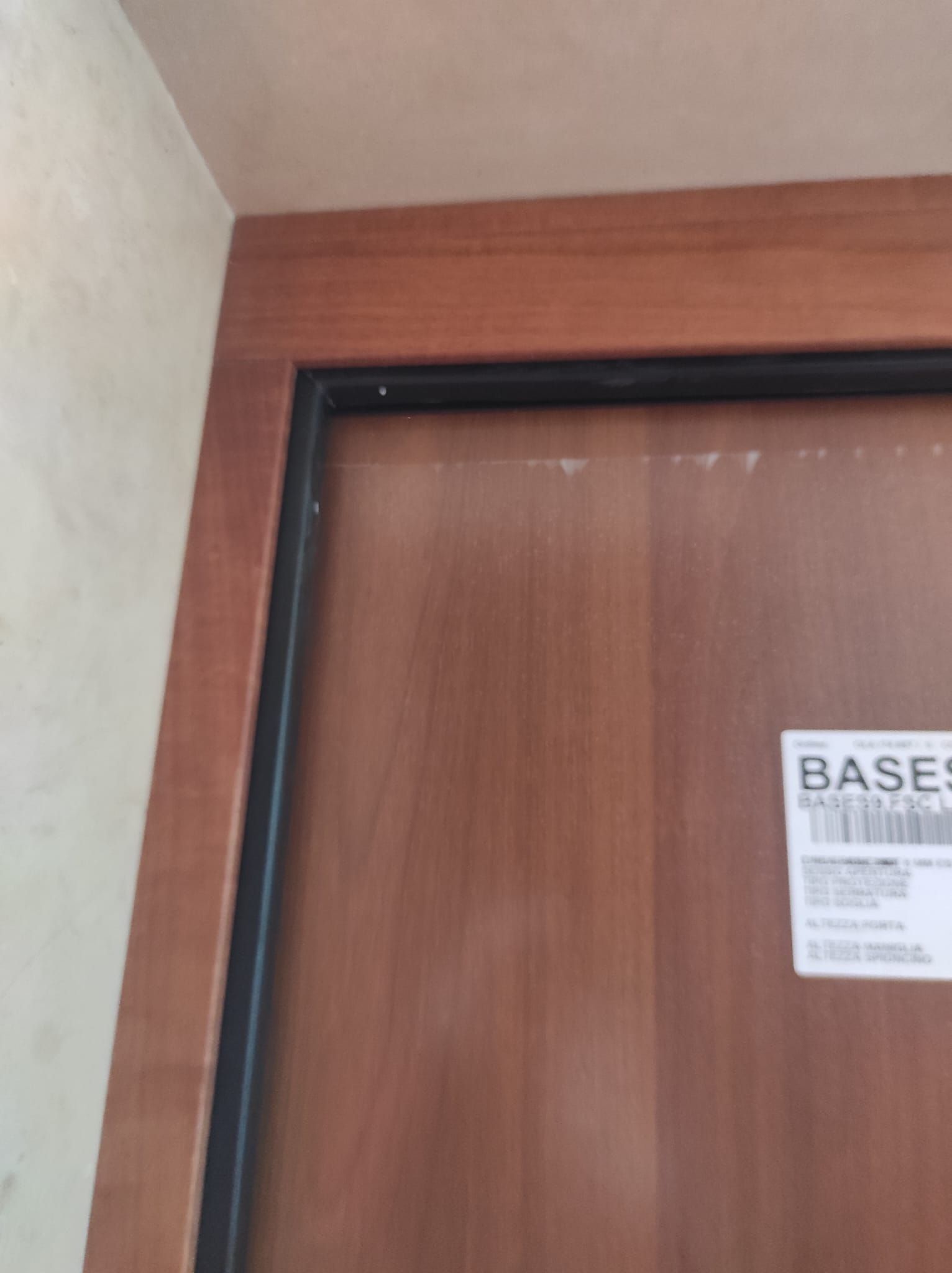 Una porta di legno con un adesivo che dice base.