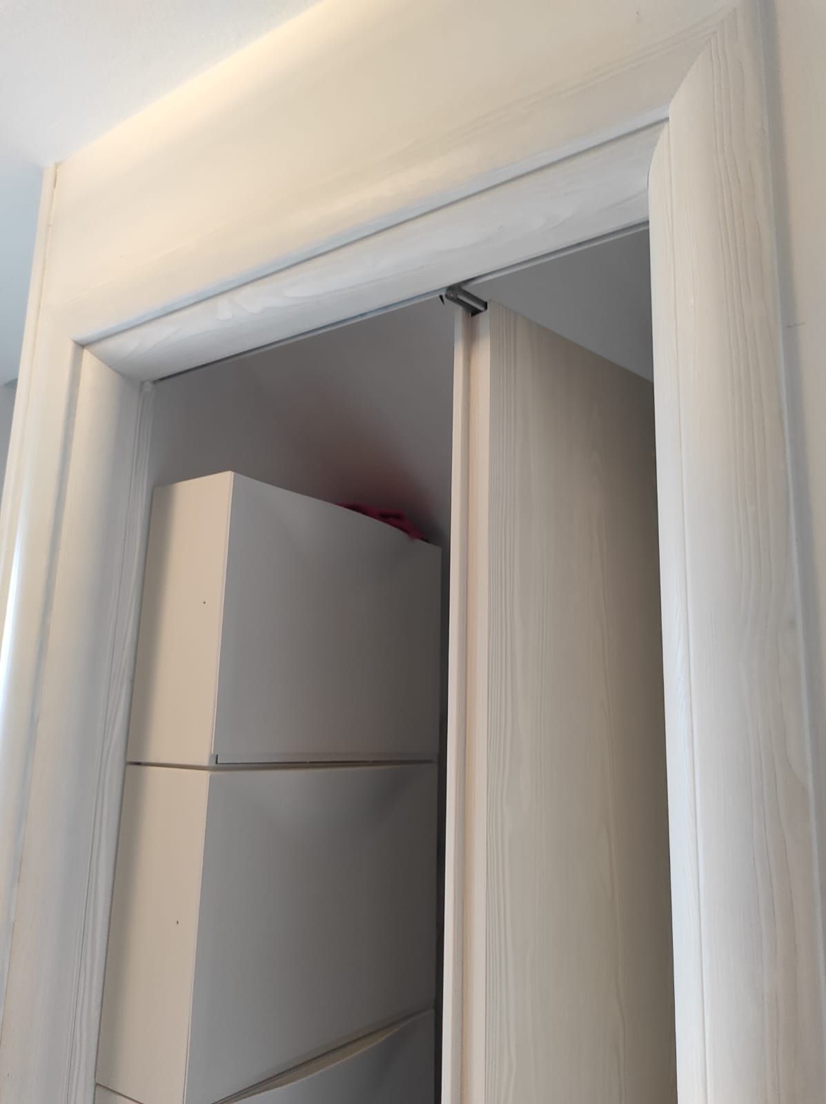 Un primo piano di una porta bianca con una cornice bianca