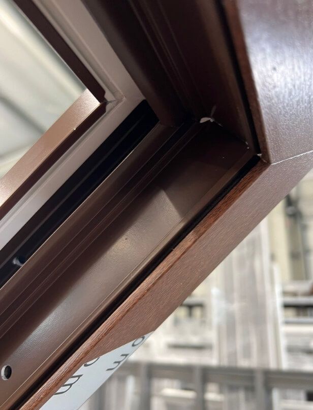 Un primo piano di un telaio di finestra in legno con la parola otto sopra