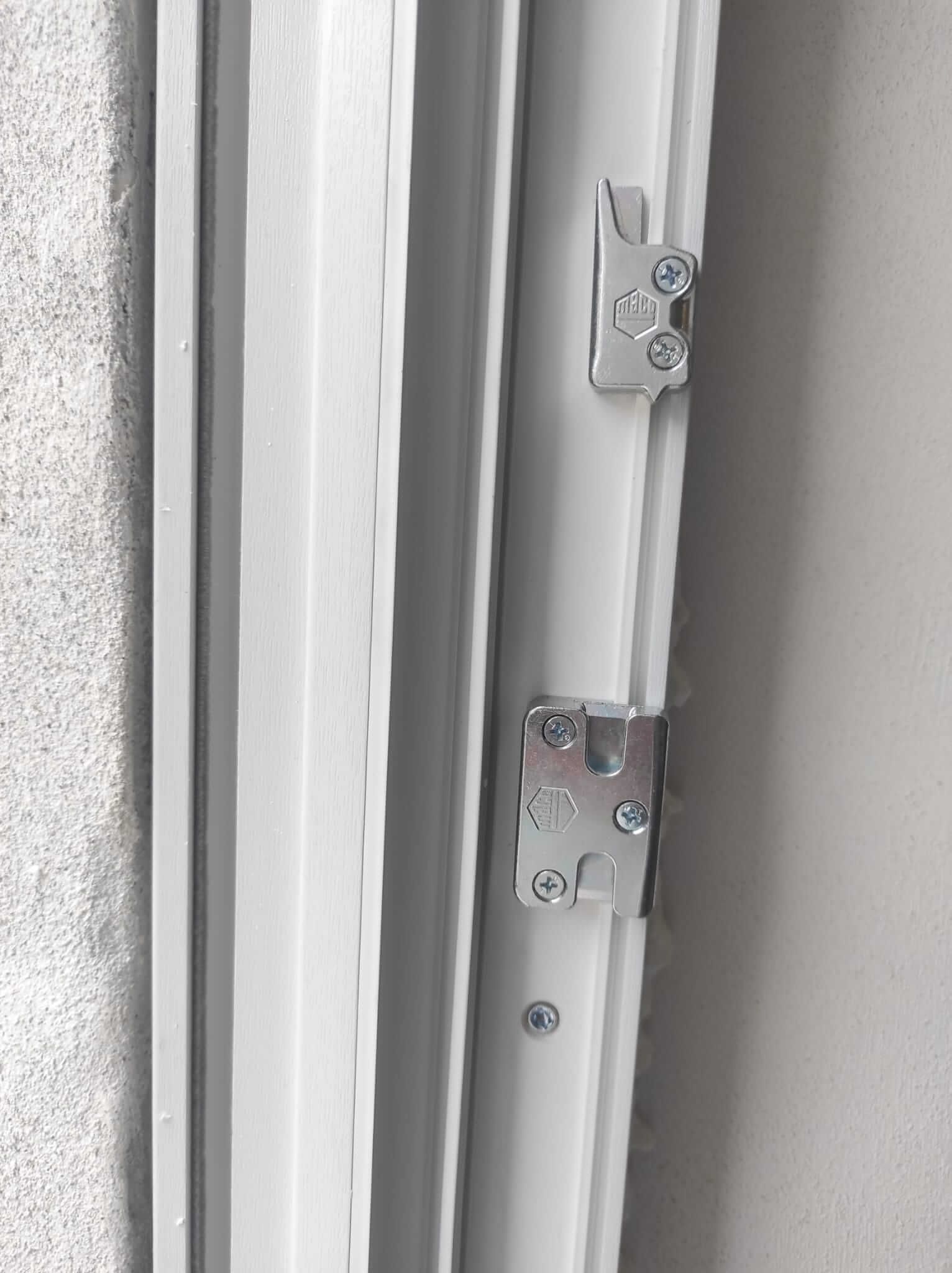 Un primo piano di una porta bianca con una serratura.