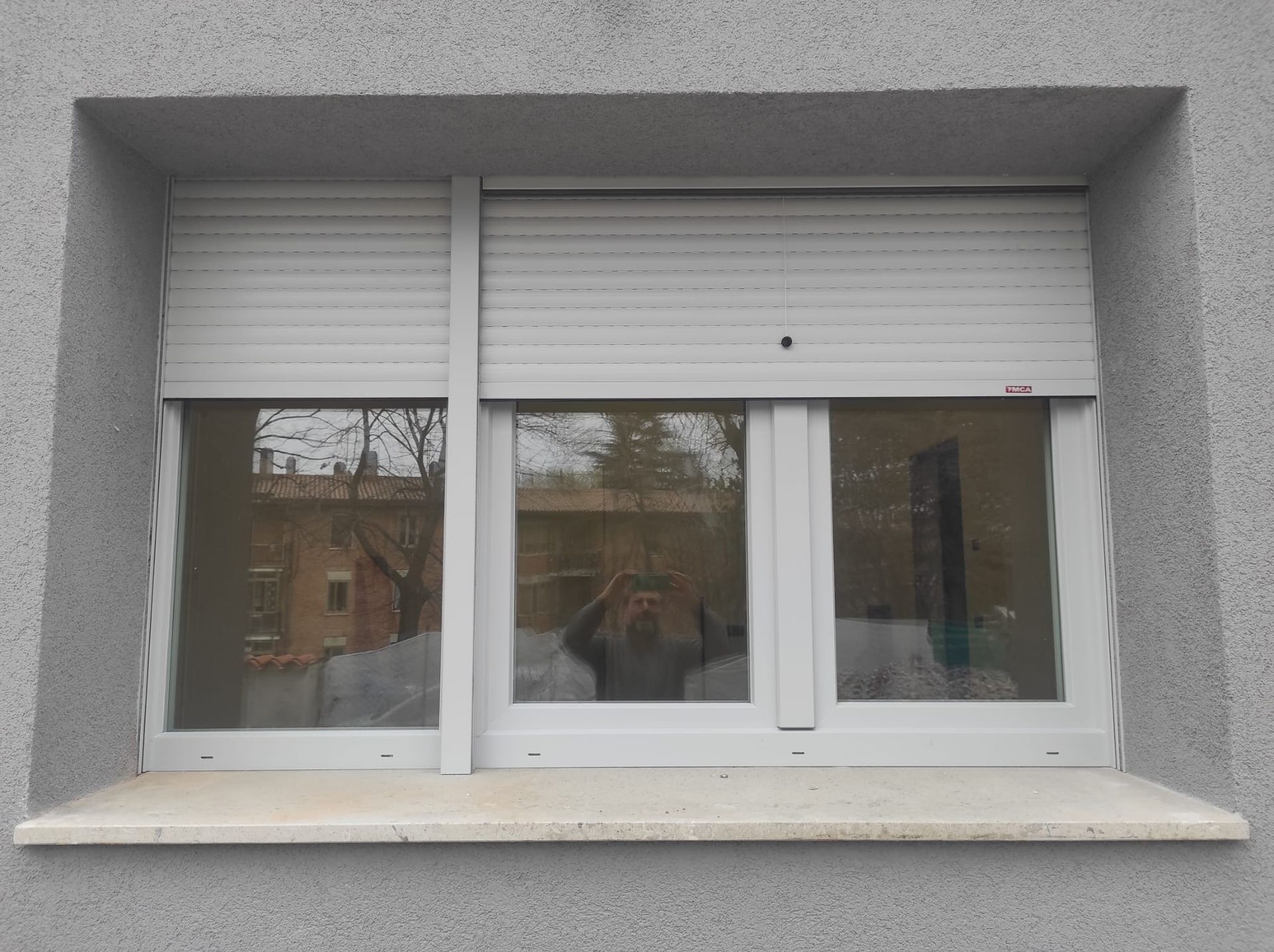 Una finestra con una persiana bianca